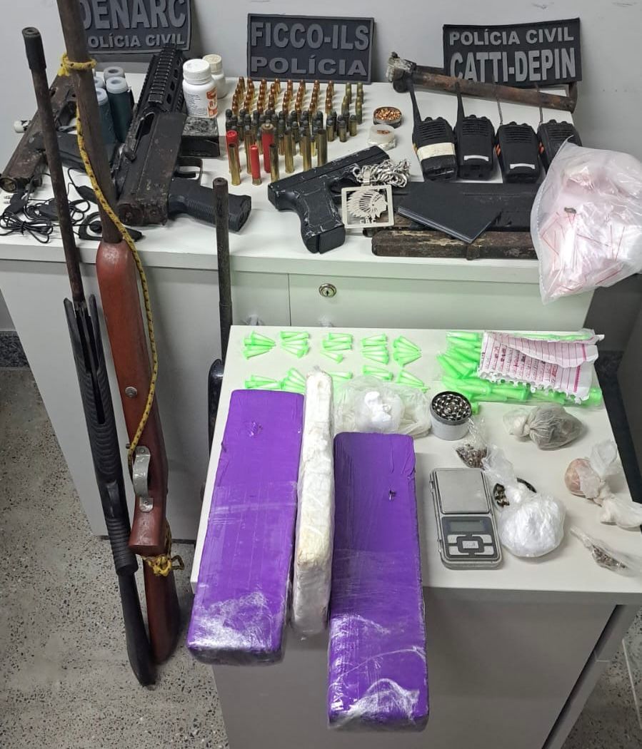 FICCO Ilhéus, PM e PC apreendem submetralhadoras, espingardas, pistola, revólver e drogas