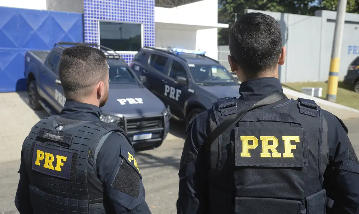 PRF apreende sete fuzis em carro na BR-116