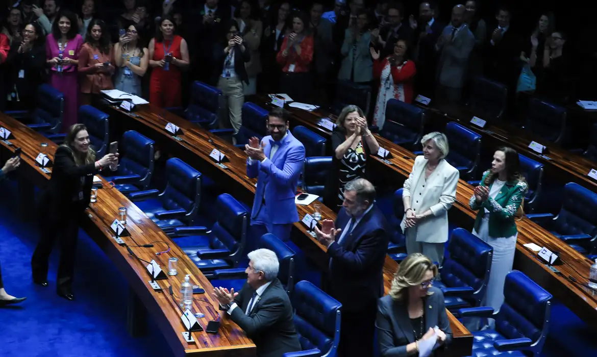 Senado aprova PL contra adultização de crianças na internet