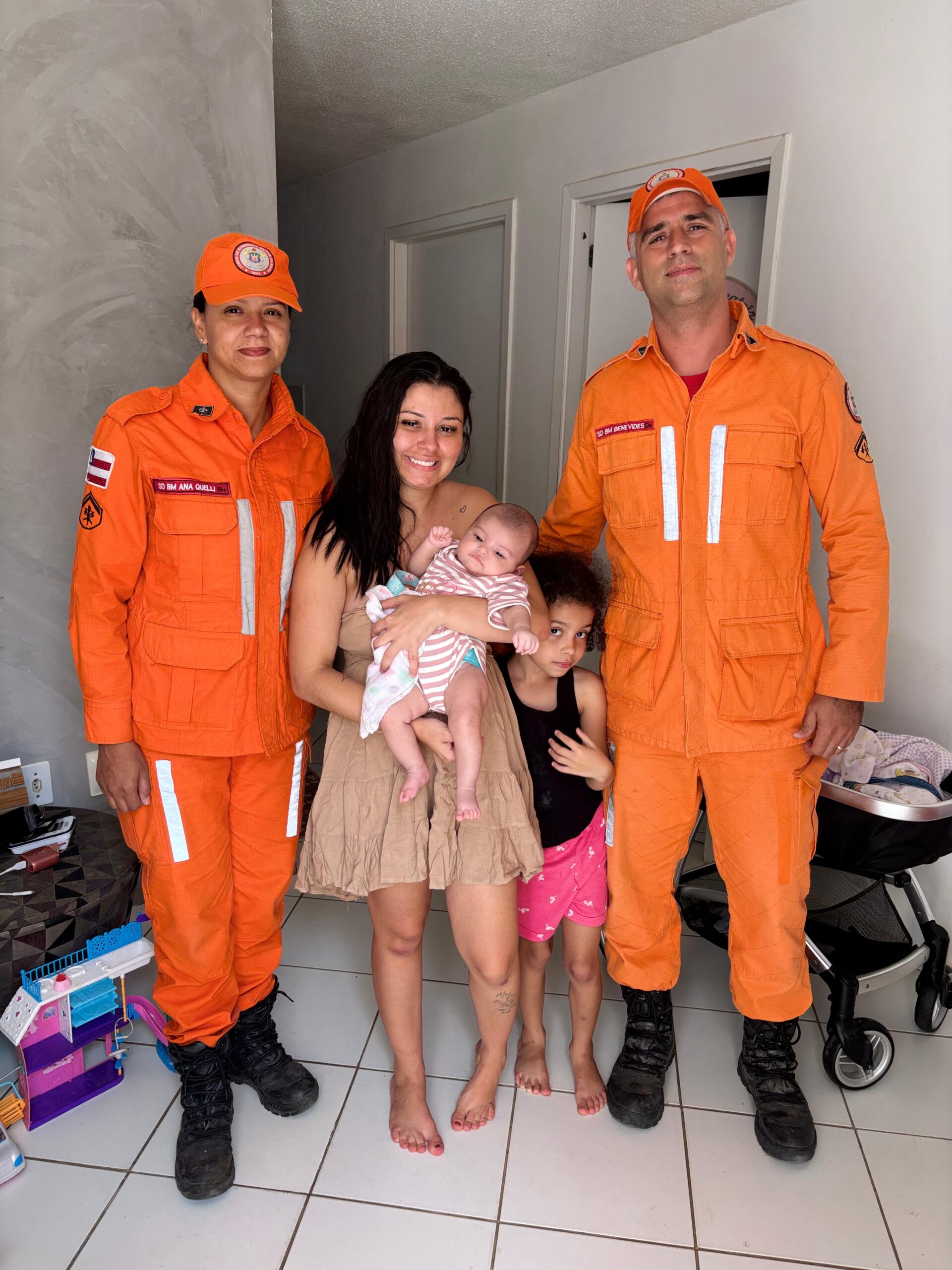 Bombeiros salvam bebê engasgado