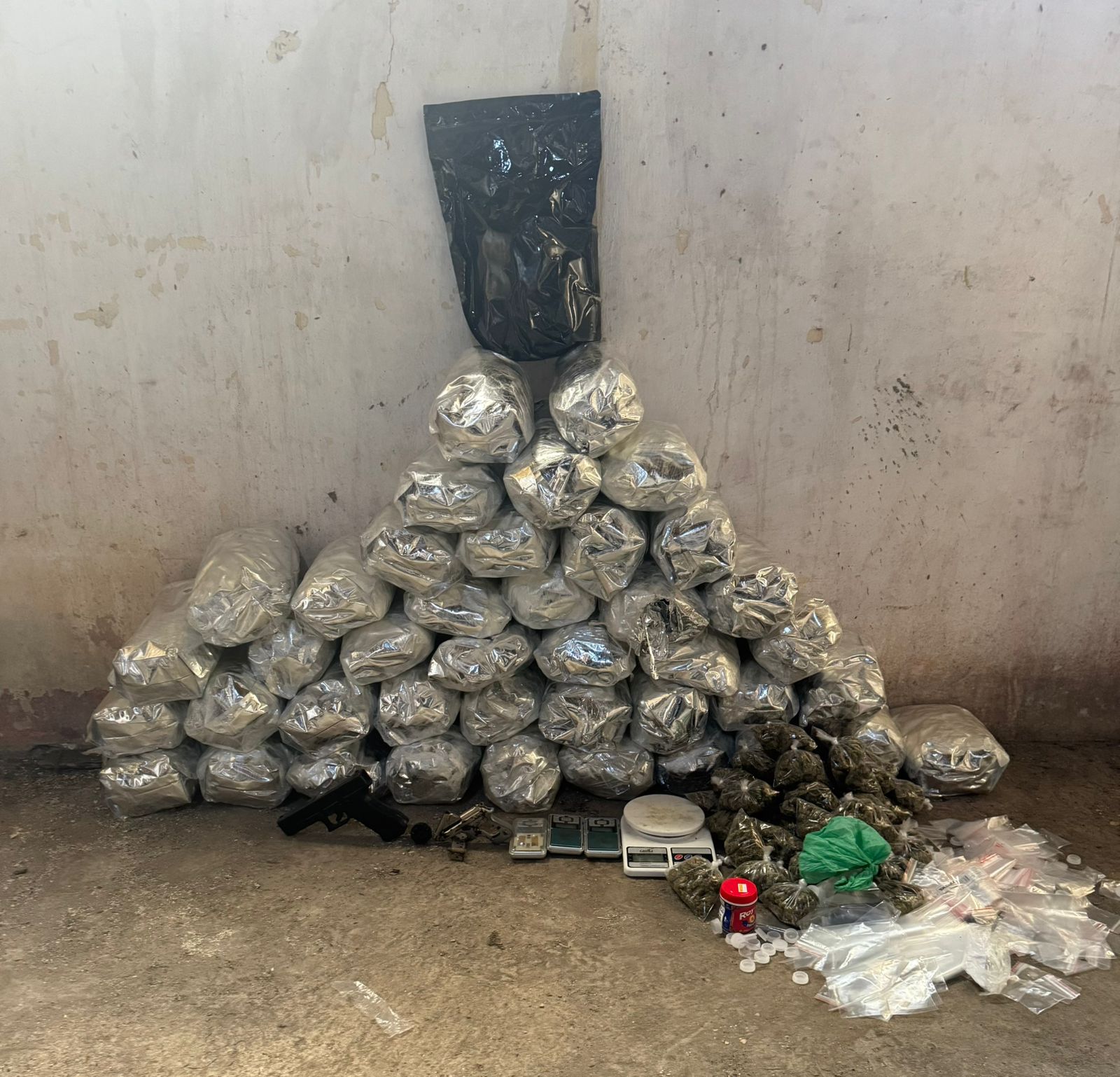 Arma e cerca de 20kg de maconha são apreendidos pela PM