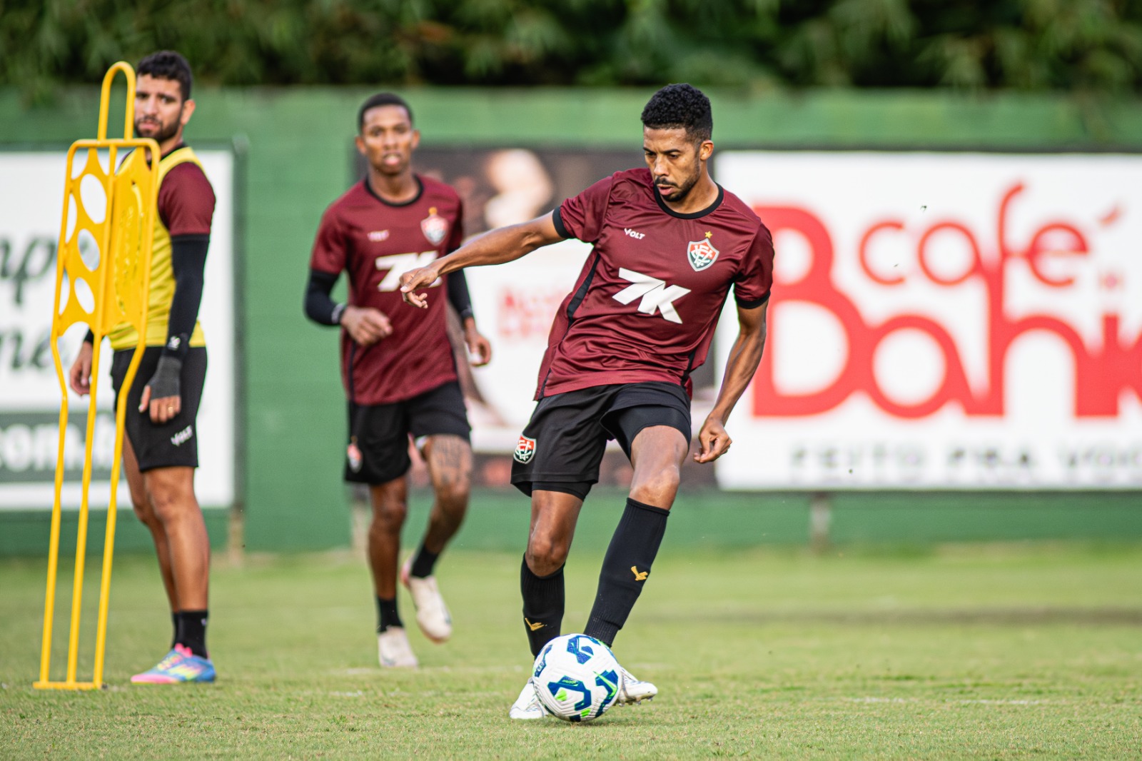 Vitória treina no CT e anuncia retorno de assistente técnico