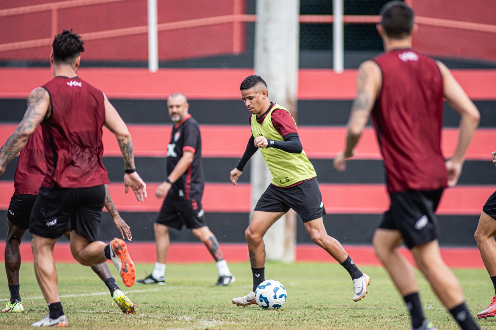 Vitória treina e viaja para enfrentar Flamengo no Maracanã