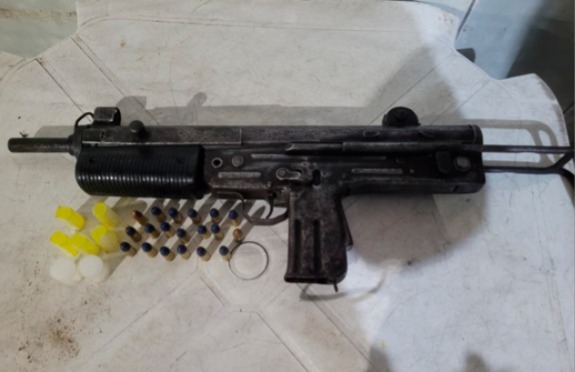 PM apreende indivíduo com submetralhadora e drogas