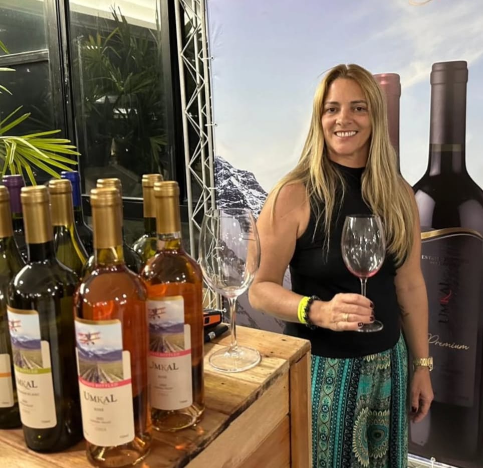 Luciana Baldasserini une aviação e vinhos com a marca Umkal