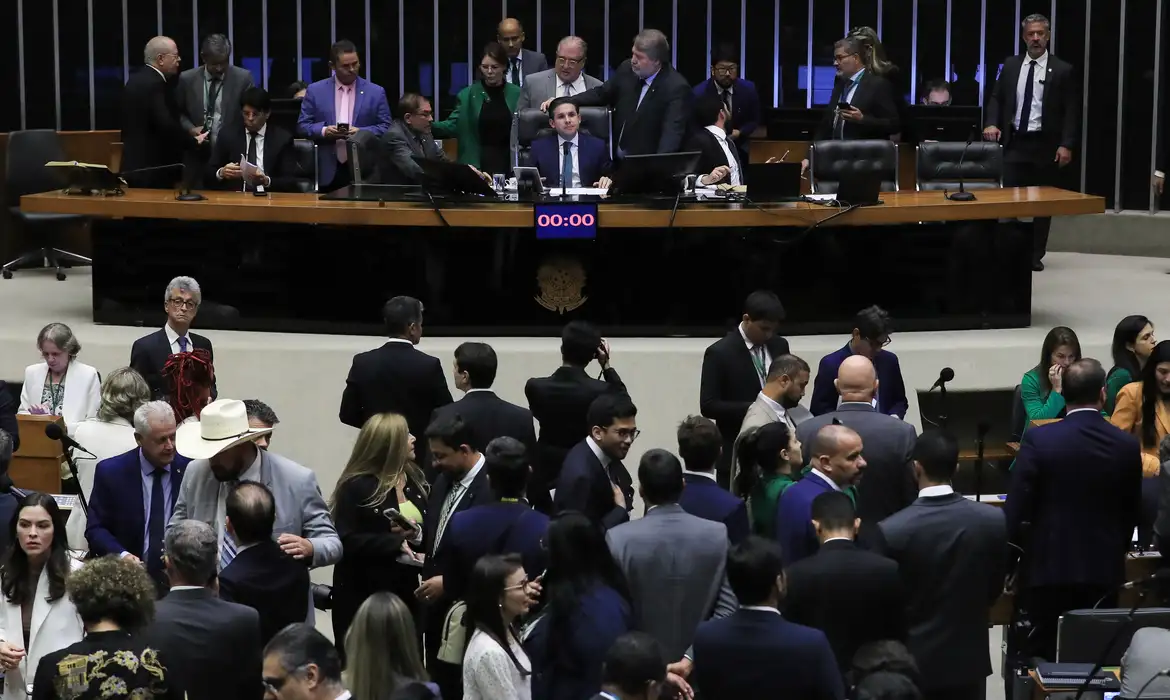 Câmara aprova PEC da Blindagem em 1º turno