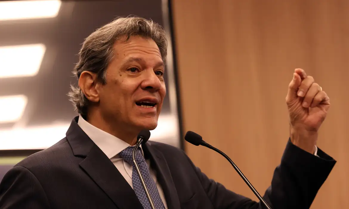 Haddad critica tentativa de atrelar isenção do IR à anistia de 8 de janeiro