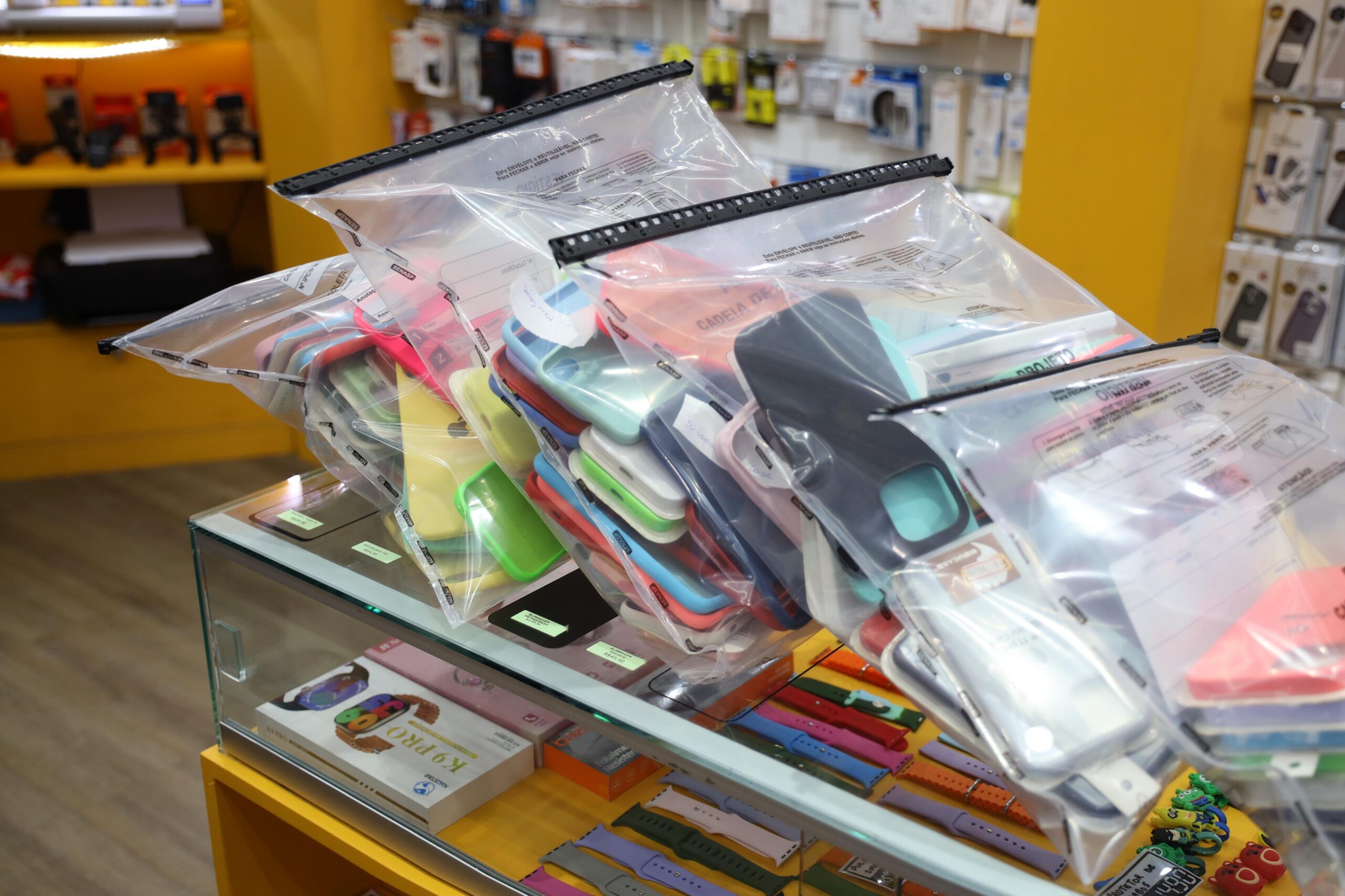 Polícia Civil apreende mais de dois mil acessórios de celulares falsificados em Salvador