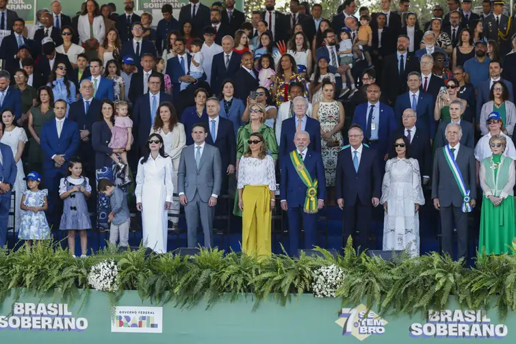 Lula abre desfile da Independência em Brasília