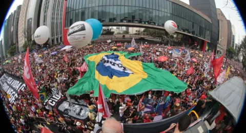 Imagem do post Atos em 33 cidades protestam contra PEC da Blindagem