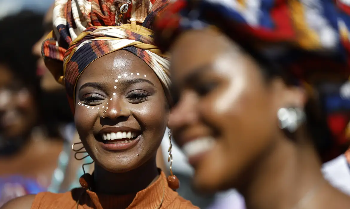 Cuidados com a pele negra ganham espaço na dermatologia brasileira