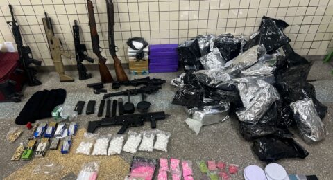 Imagem do post PM apreende fuzil, submetralhadoras e 44 kg de drogas em Itinga