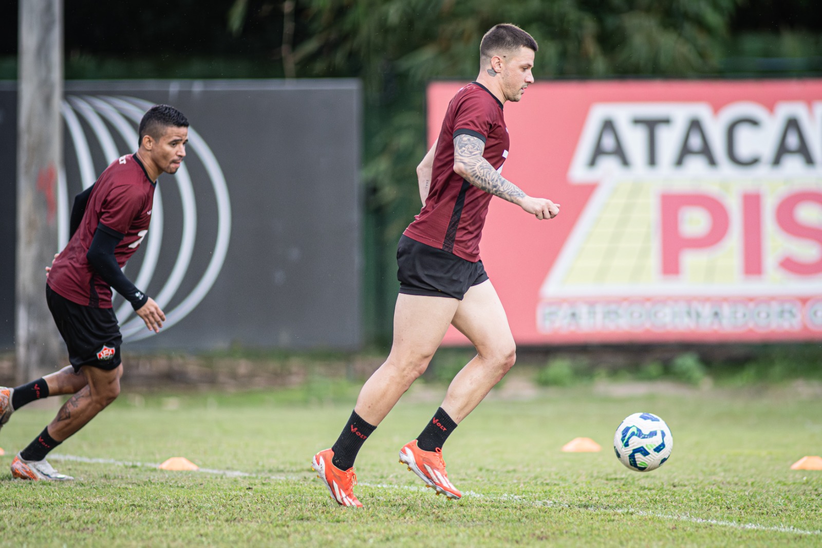 Vitória treina com foco no ataque e anuncia novo preparador físico