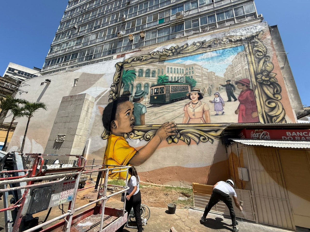 Rua Chile ganha mural com personagens icônicos de Salvador