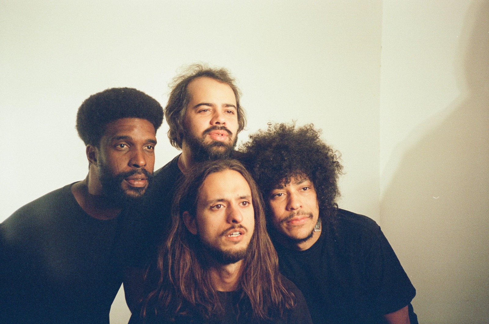 Boogarins leva rock psicodélico para o Pelourinho