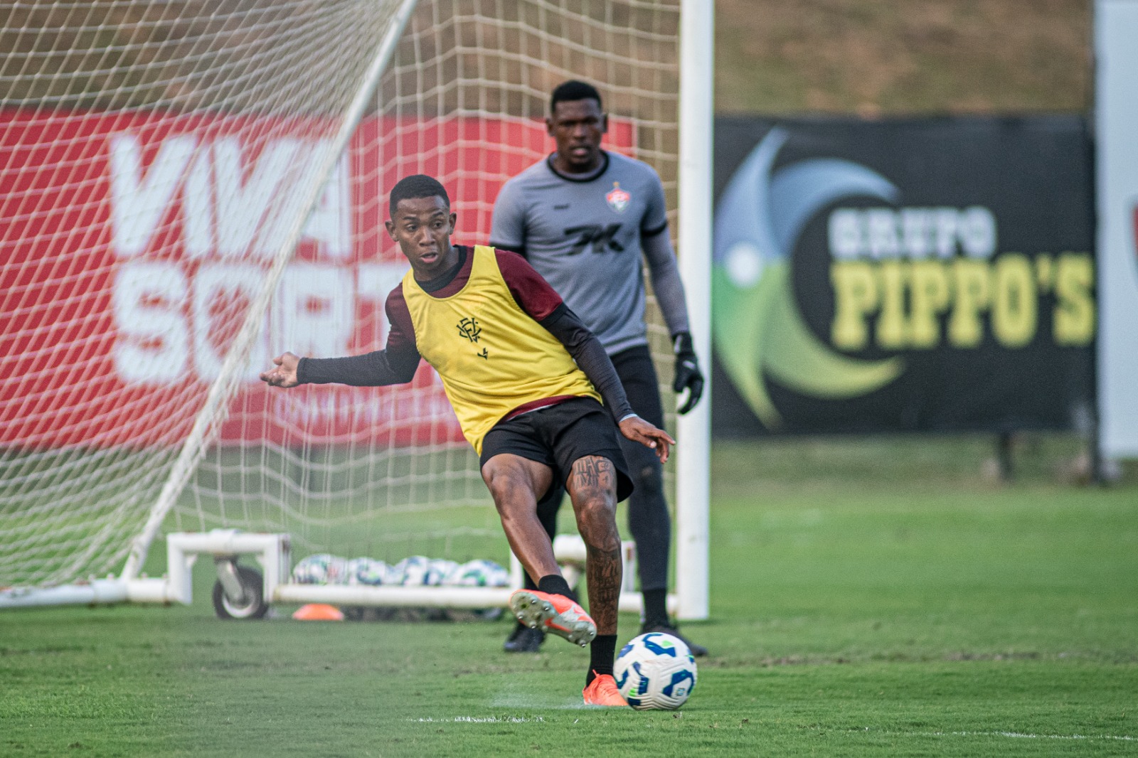 Vitória treina de olho no Grêmio e atualiza situação do elenco