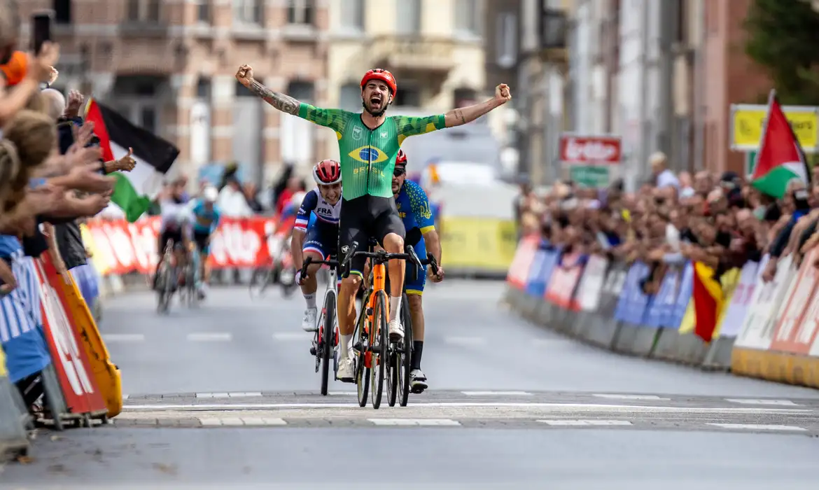 Lauro Chaman conquista terceiro título mundial no paraciclismo