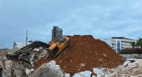 Imagem do post Urgente: Prédio antigo de faculdade desaba e atinge casas