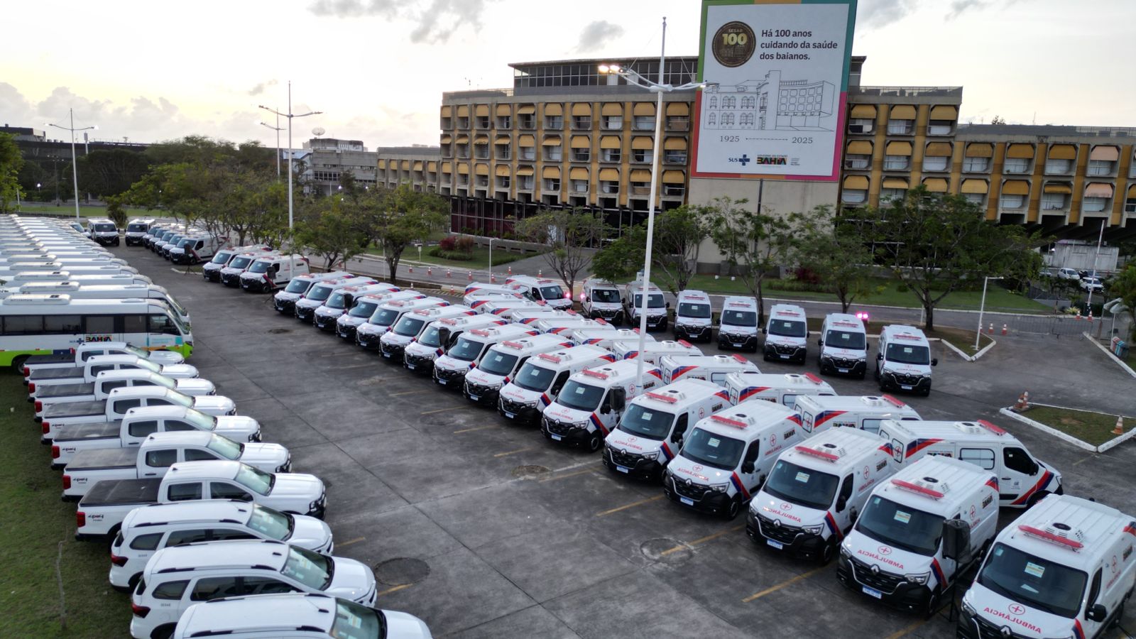 Bahia amplia rede de saúde com entrega de 85 veículos