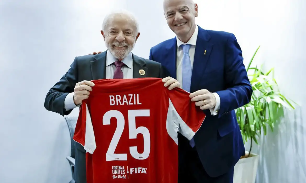 Lula convida presidente da Fifa para lançamento da Universidade do Esporte