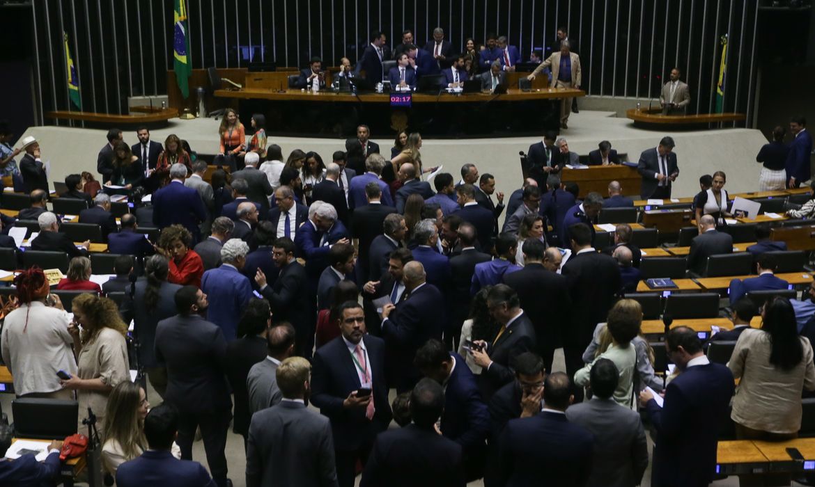 Câmara aprova isenção de IR para quem ganha até R$ 5 mil