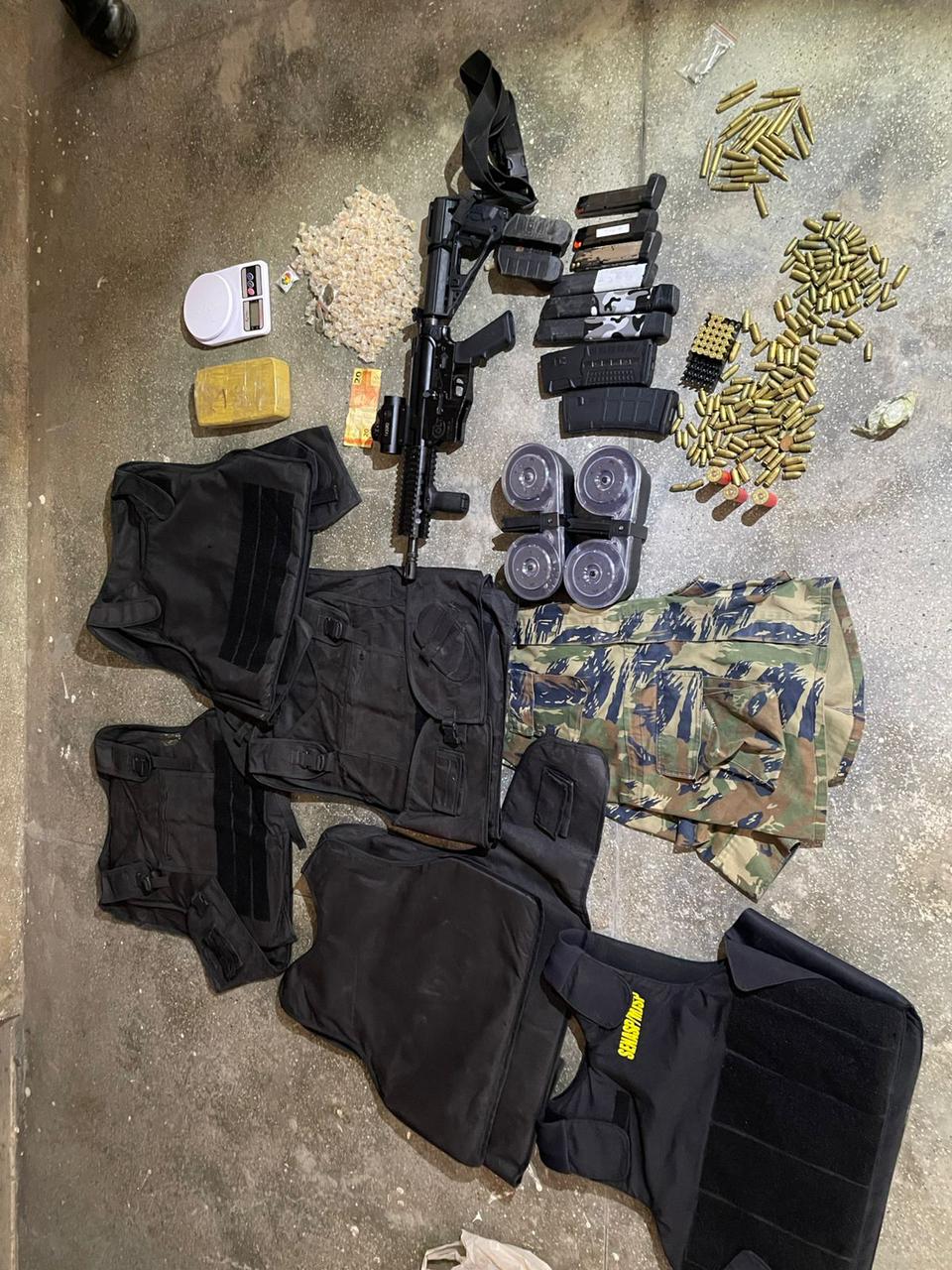 PM apreende fuzil e drogas em Lauro de Freitas