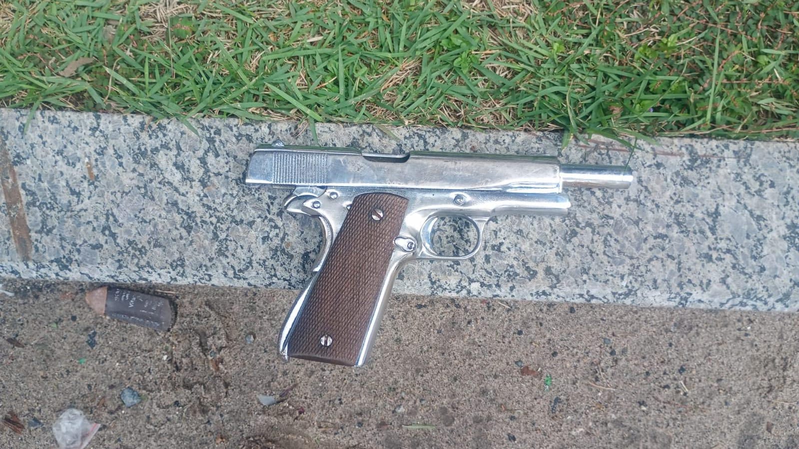 PM prende trio suspeito de roubo em Piatã após perseguição na Avenida ACM