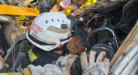 Imagem do post Bombeiros resgatam vítima presa às ferragens na BA-093