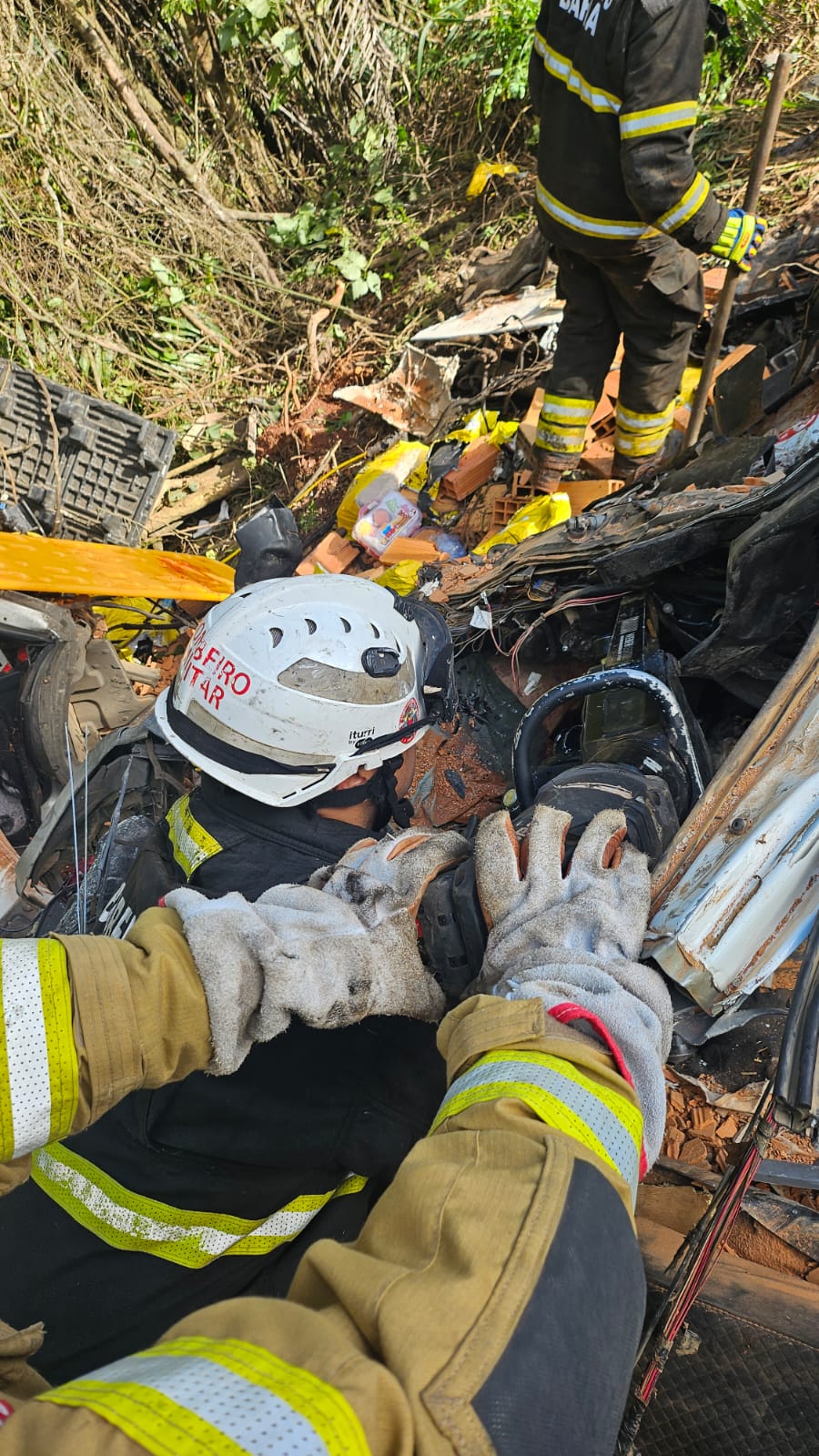 Bombeiros resgatam vítima presa às ferragens na BA-093