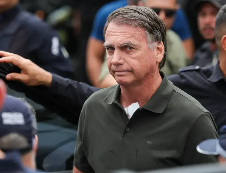 Defesa pede ultrassom para Bolsonaro dentro da PF