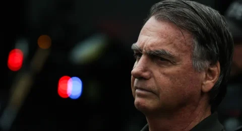 Imagem do post PL suspende funções e salário de Bolsonaro