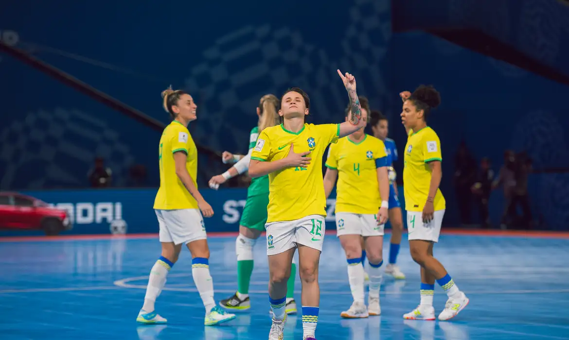 Brasil goleia e avança na Copa do Mundo de Futsal