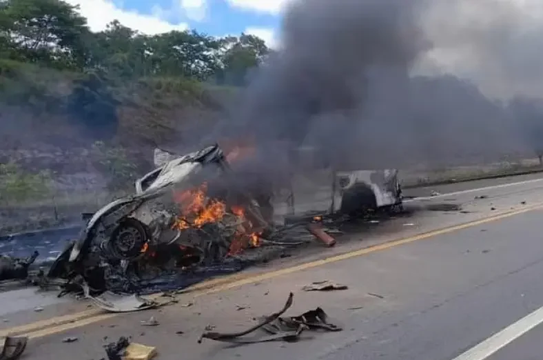 Onze pessoas morrem em grave acidente na BR-101