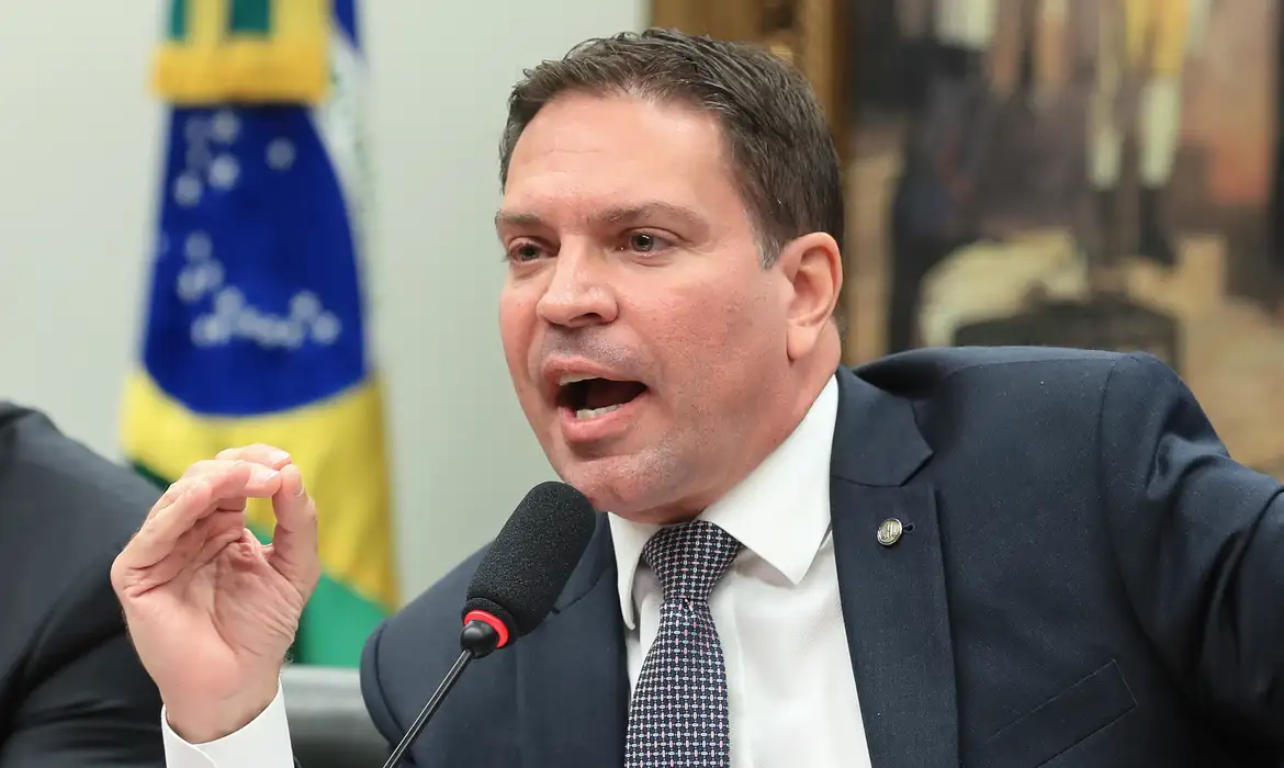 Moraes pede extradição de Alexandre Ramagem aos EUA