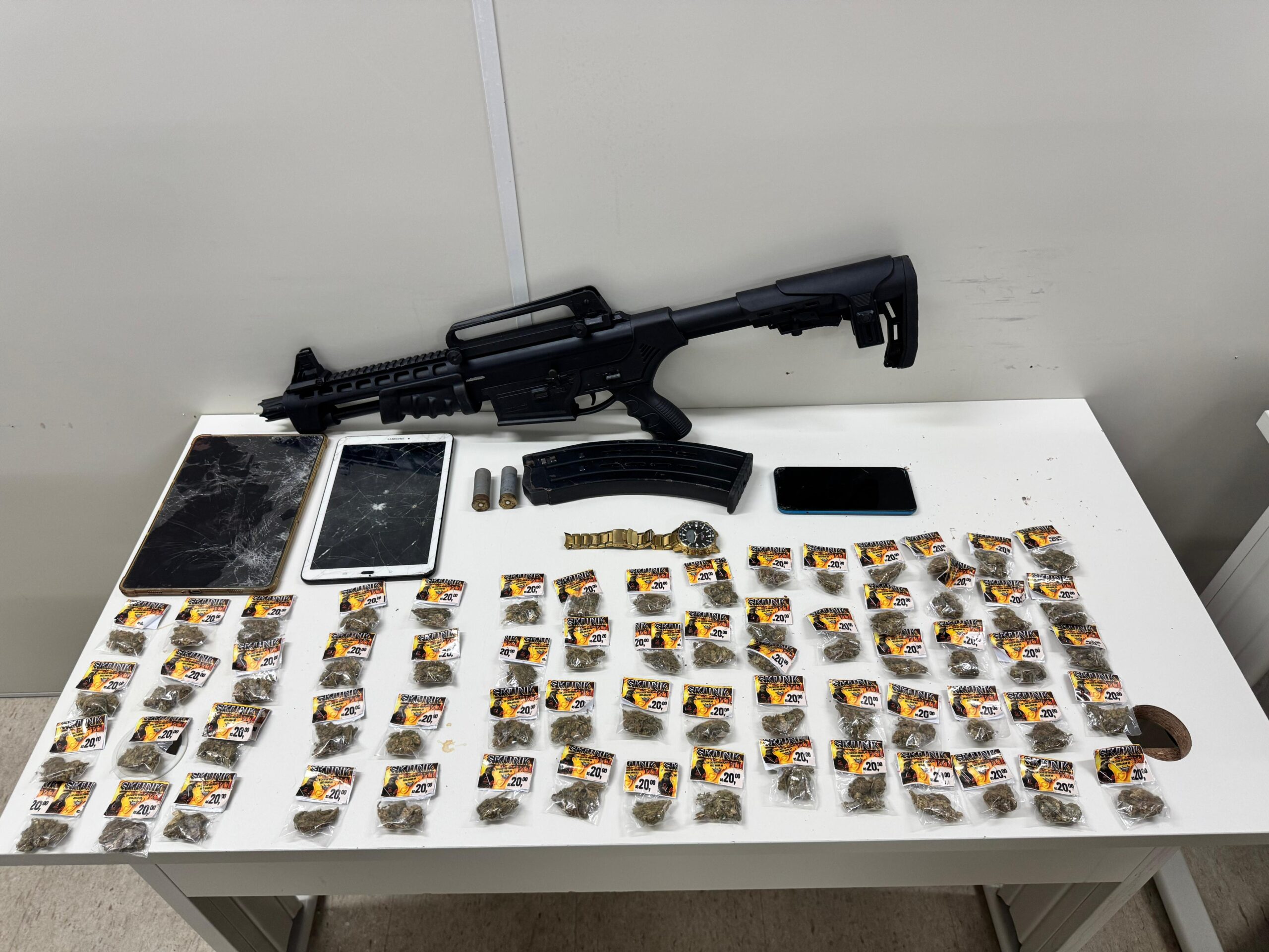 PM apreende arma e drogas no Engenho Velho da Federação