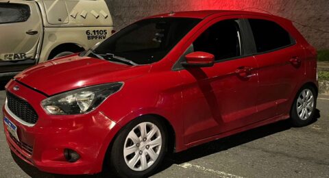 Imagem do post PM prende dupla e recupera carro roubado com placa clonada