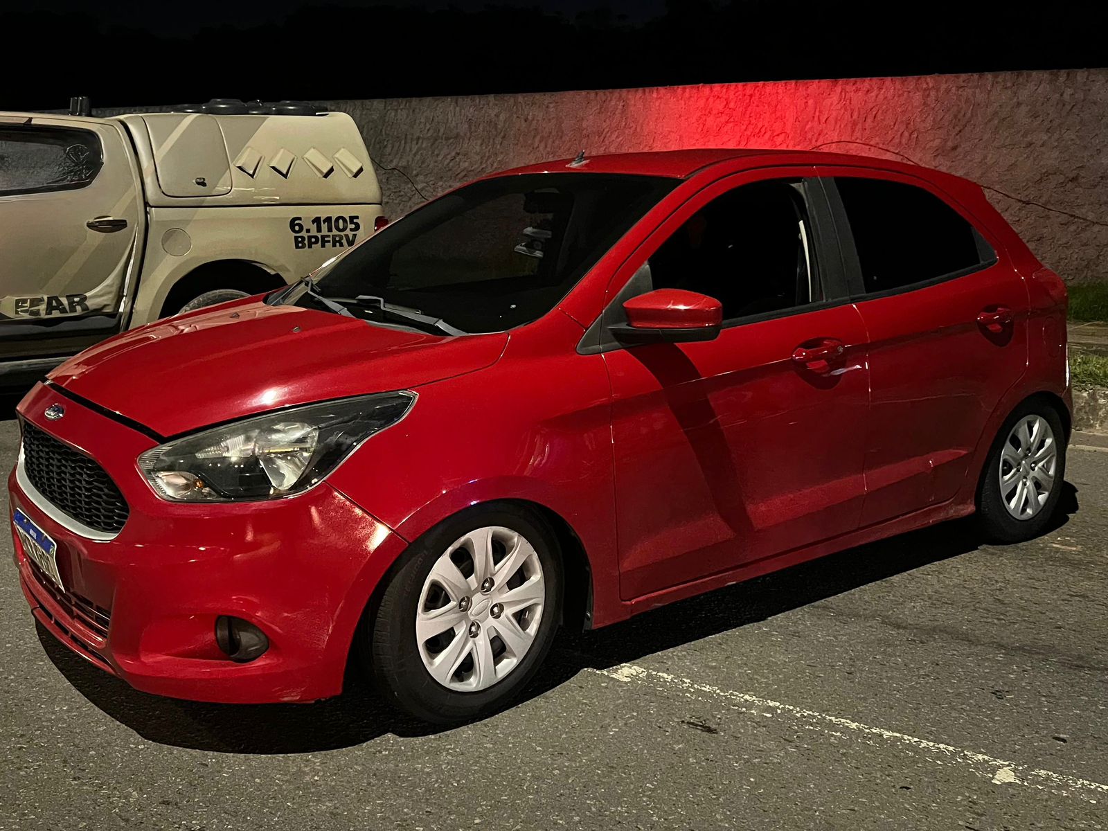 PM prende dupla e recupera carro roubado com placa clonada