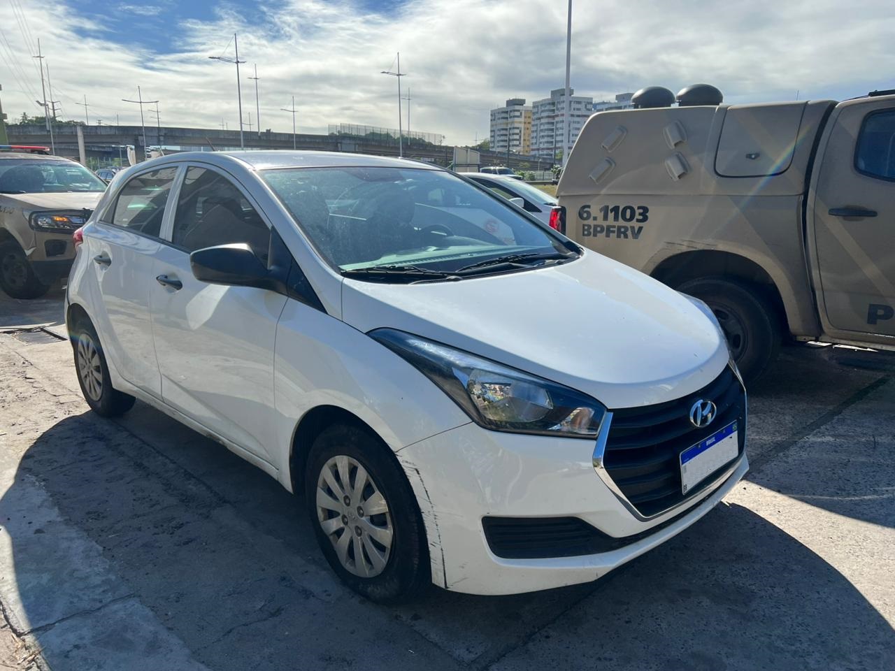 PM prende trio e recupera carro roubado na Avenida Paralela