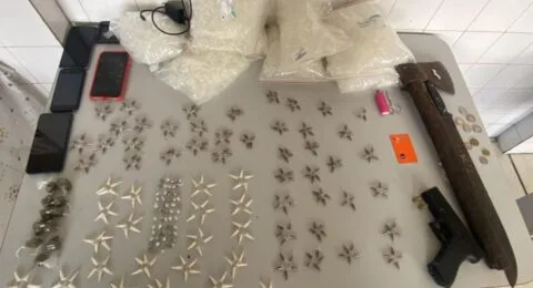 Imagem do post PM detém dois suspeitos por tráfico de drogas em Simões Filho