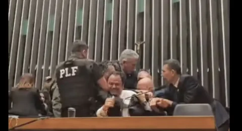 Imagem do post Glauber Braga é retirado à força da cadeira da presidência da Câmara