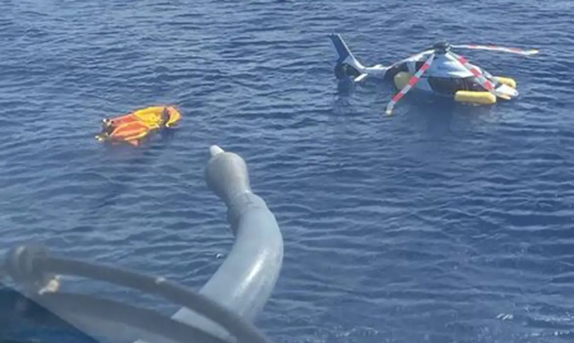 Helicóptero com oito pessoas faz pouso de emergência no mar