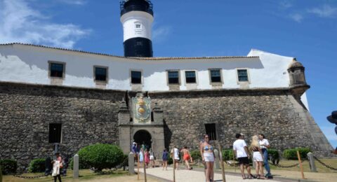 Imagem do post Salvador projeta 3,6 milhões de turistas no verão 2026