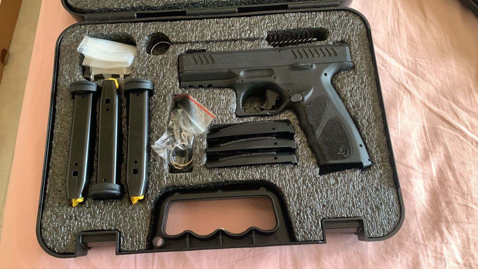 Polícia apreende armas e veículo em investigação de homicídio