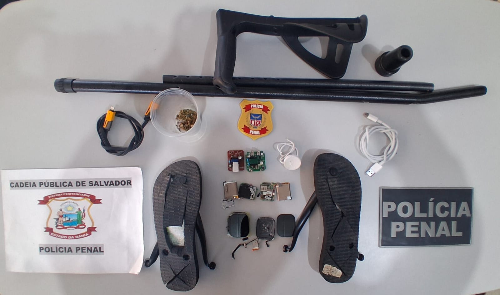 Mulher é flagrada com drogas e eletrônicos na Cadeia Pública de Salvador