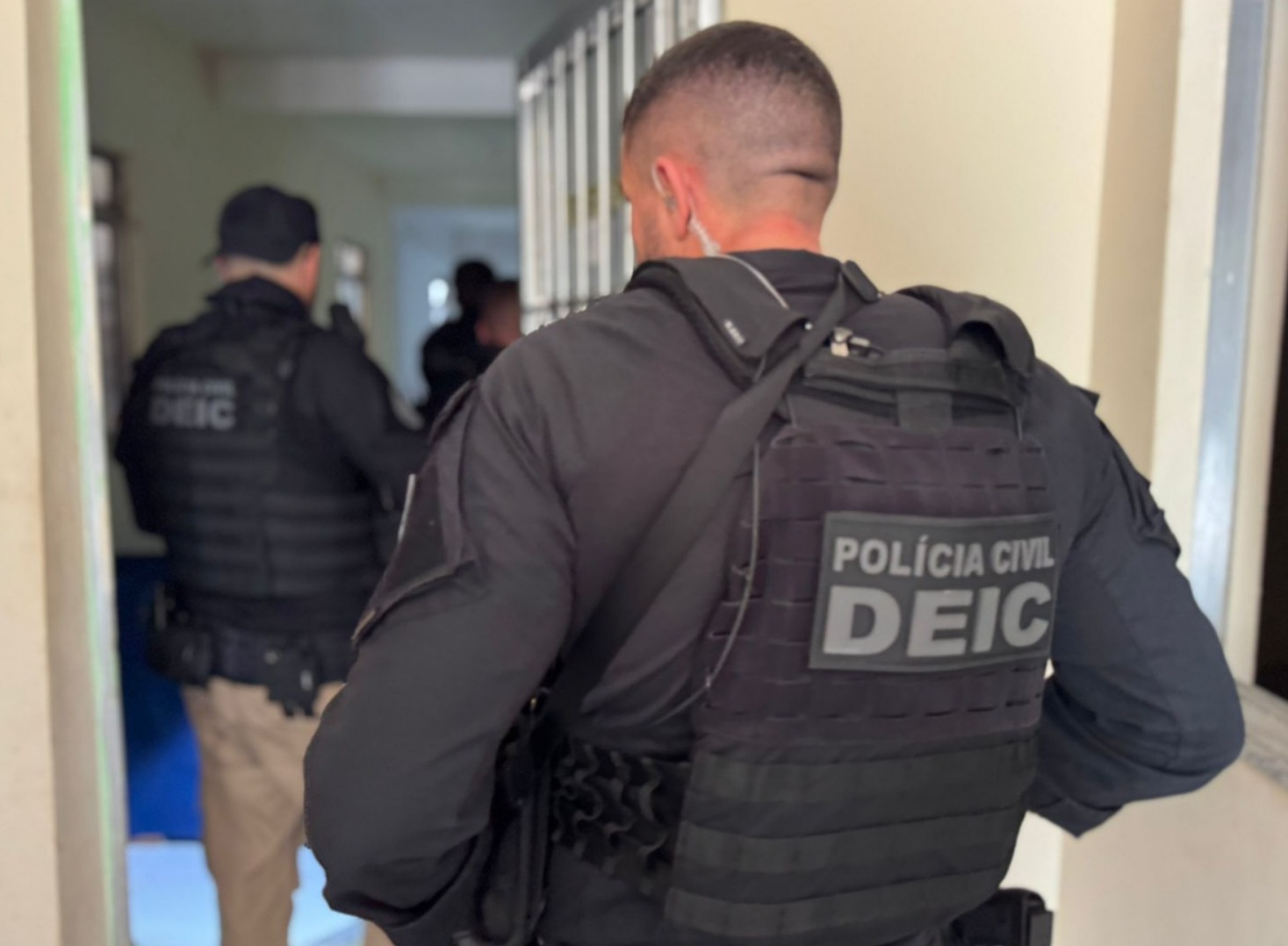 Mandado apreende drogas e arma em bairro nobre de Salvador