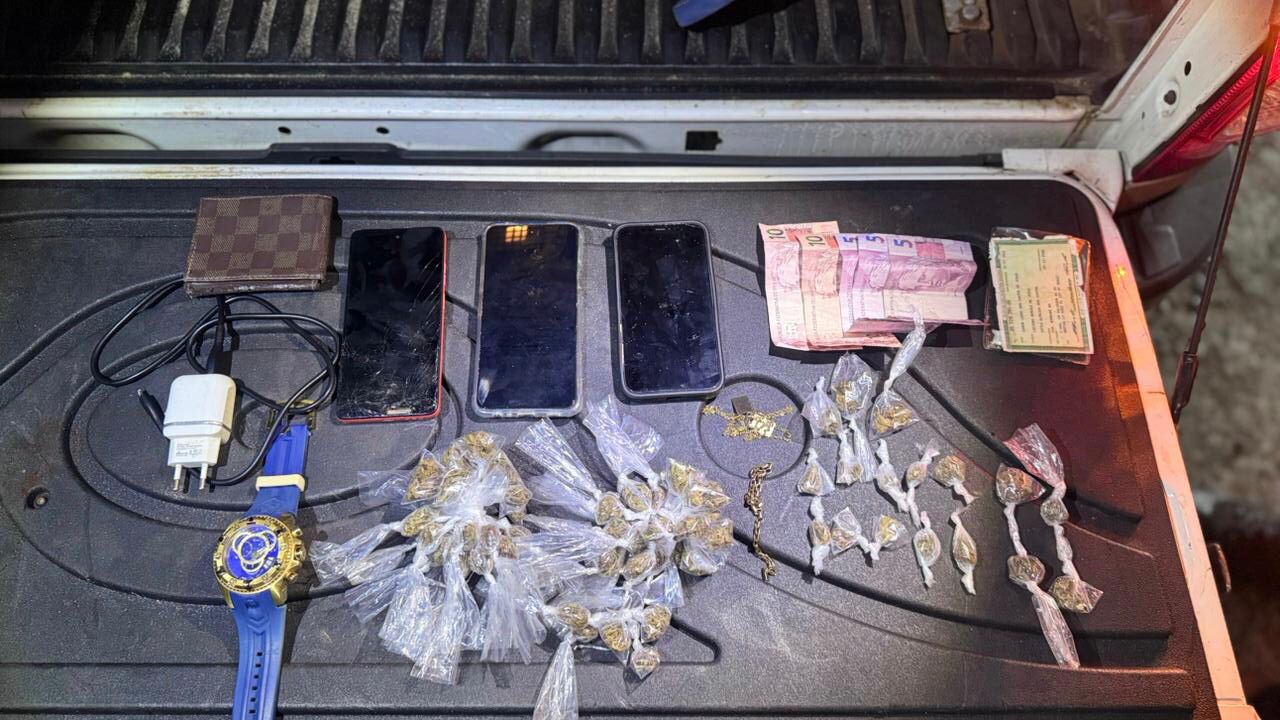 PM prende três suspeitos de tráfico de drogas na Barra