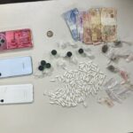 PM prende quatro suspeitos por tráfico de drogas em Vida Nova