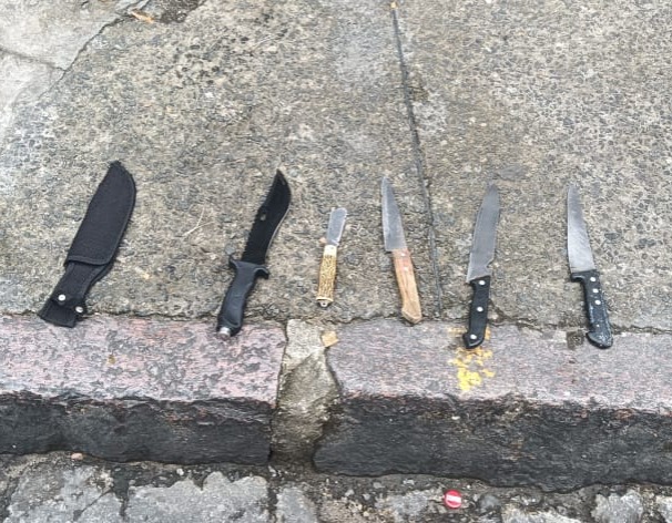 PM apreende armas brancas após denúncia no Tororó