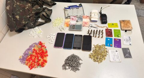 Imagem do post PM prende quatro suspeitos com drogas em Fazenda Coutos