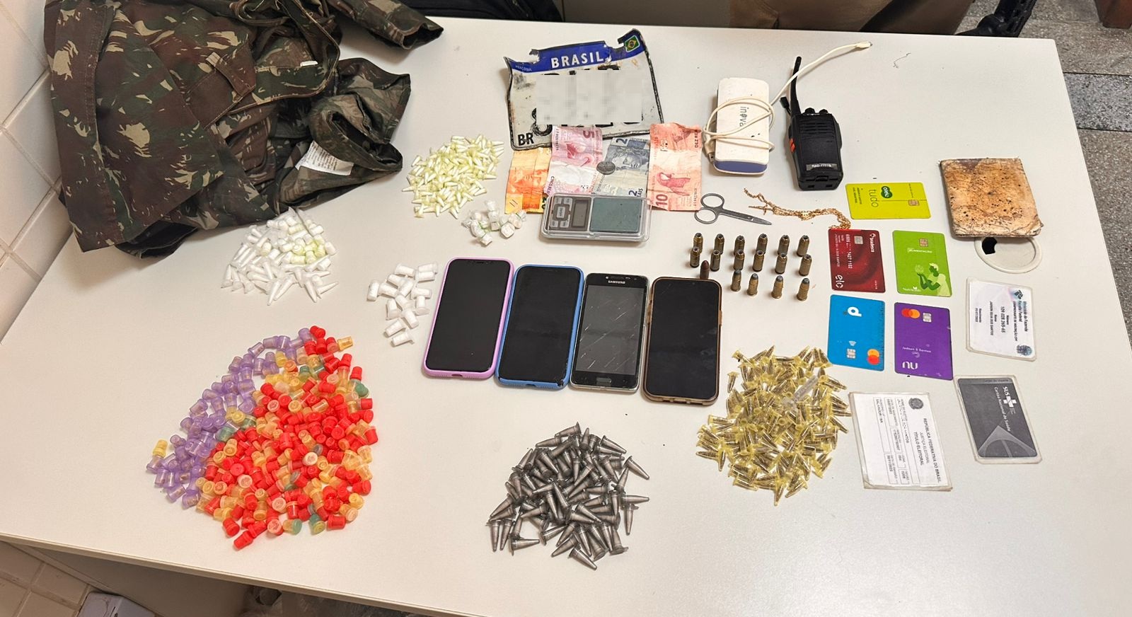 PM prende quatro suspeitos com drogas em Fazenda Coutos